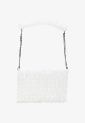 Witte parelmoeren handtas met een gestructureerde rechthoekige vorm, doorzichtige kralen, een gestructureerd oppervlak en een zilveren kettinghandvat.