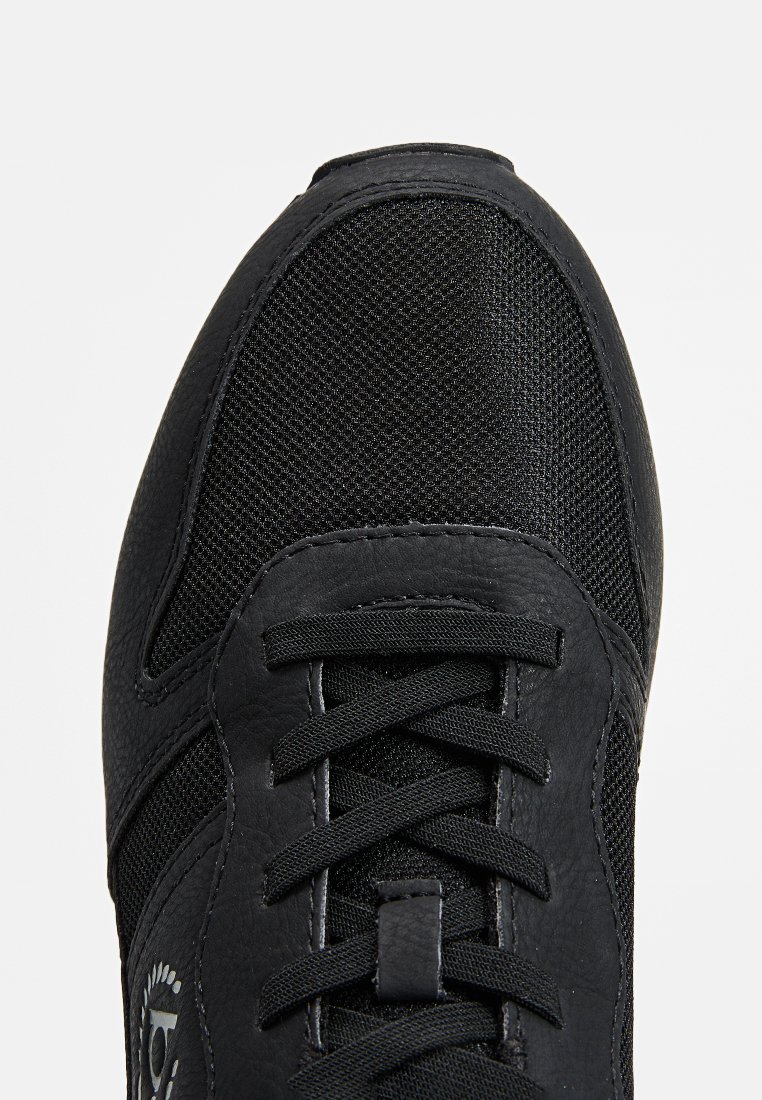 Chaussure de sport noire avec une tige en cuir texturé et en mesh, bout arrondi et lacets noirs. Comprend un logo sur le côté.