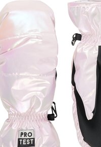 Glanzende lichtroze winterwanten met elastische polsen, zwarte handpalmen voor grip en een "PROTEST" merklabel op één want.