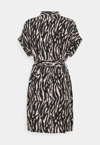 Robe à manches courtes avec col, présentant un motif abstrait noir, blanc et rose, dotée d'une taille ceinturée et d'une coupe ample, fabriquée en tissu léger.