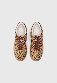 Sneakers cu imprimeu leopard, cu partea superioară din suede bej, șireturi cărămizii și accente texturate. Design cu vârf rotunjit și talpă interioară cu amortizare.