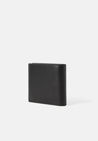 Portafoglio in pelle nera con texture liscia, design pieghevole a due scomparti e dettagli di cucitura minimi, che mette in risalto una forma rettangolare compatta.