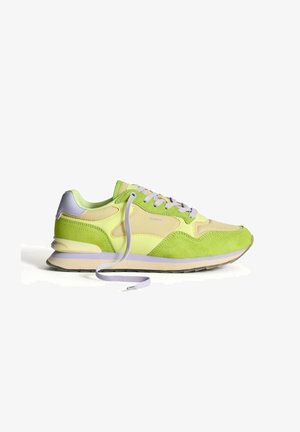 Grüner und beiger Sportschuh mit einem Obermaterial aus Wildleder und Mesh, ausgestattet mit einer gepolsterten Zunge, hellvioletten Akzenten und einer flexiblen Gummisohle.