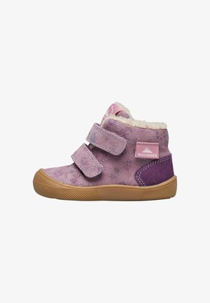 Scarpe high-top in suede viola con due cinturini in Velcro, foderate in finta pelliccia e suola in gomma testurizzata. Presenta un'etichetta rosa con la scritta "NATURTEX."