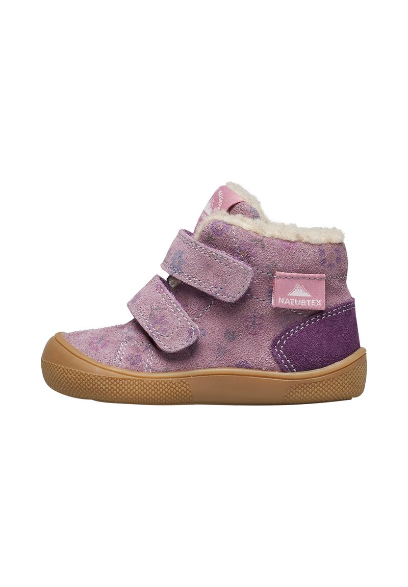 Lila Wildleder-Sneaker in High-Top-Form mit zwei Klettverschlüssen, einem Kunstfellfutter und einer strukturierten Gummisohle. Mit einem pinken Etikett, das "NATURTEX" kennzeichnet.