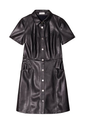 Abito in pelle nera con maniche corte, chiusura con bottoni sul davanti, colletto, due tasche frontali e dettagli cuciti per struttura e forma.