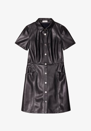 Robe en cuir noir à manches courtes, fermeture à boutons sur le devant, col, deux poches avant et des détails cousus pour la structure et la forme.