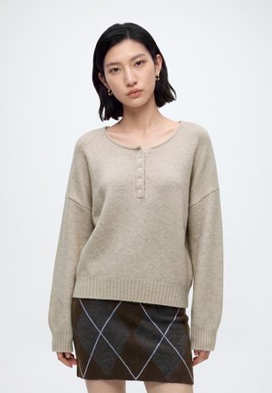 Abercrombie & Fitch, CAPSULE HENLEY SUNDAY SWEATER - Пуловер - light brown