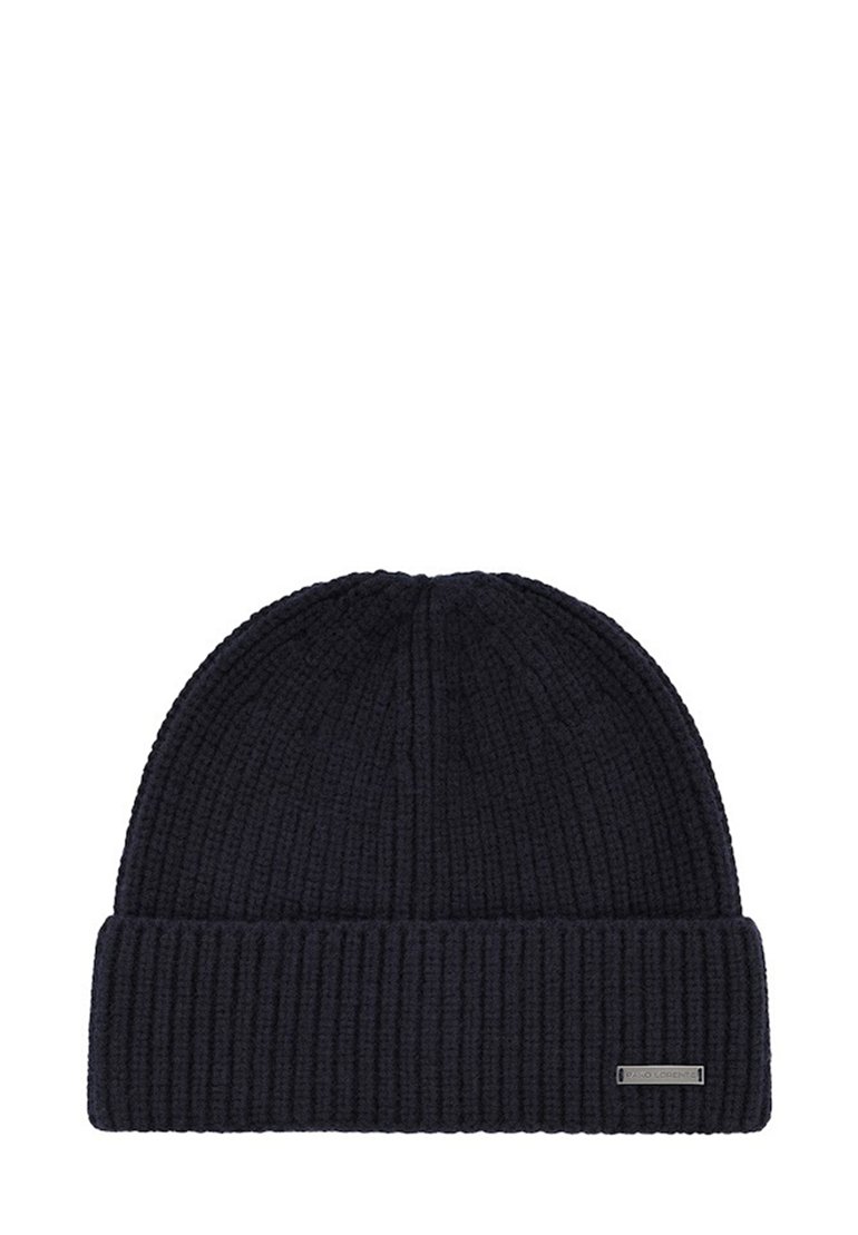 Czarna, żeberkowa czapka beanie z podwiniętym mankietem i małą prostokątną metalową metką z logo na mankiecie.