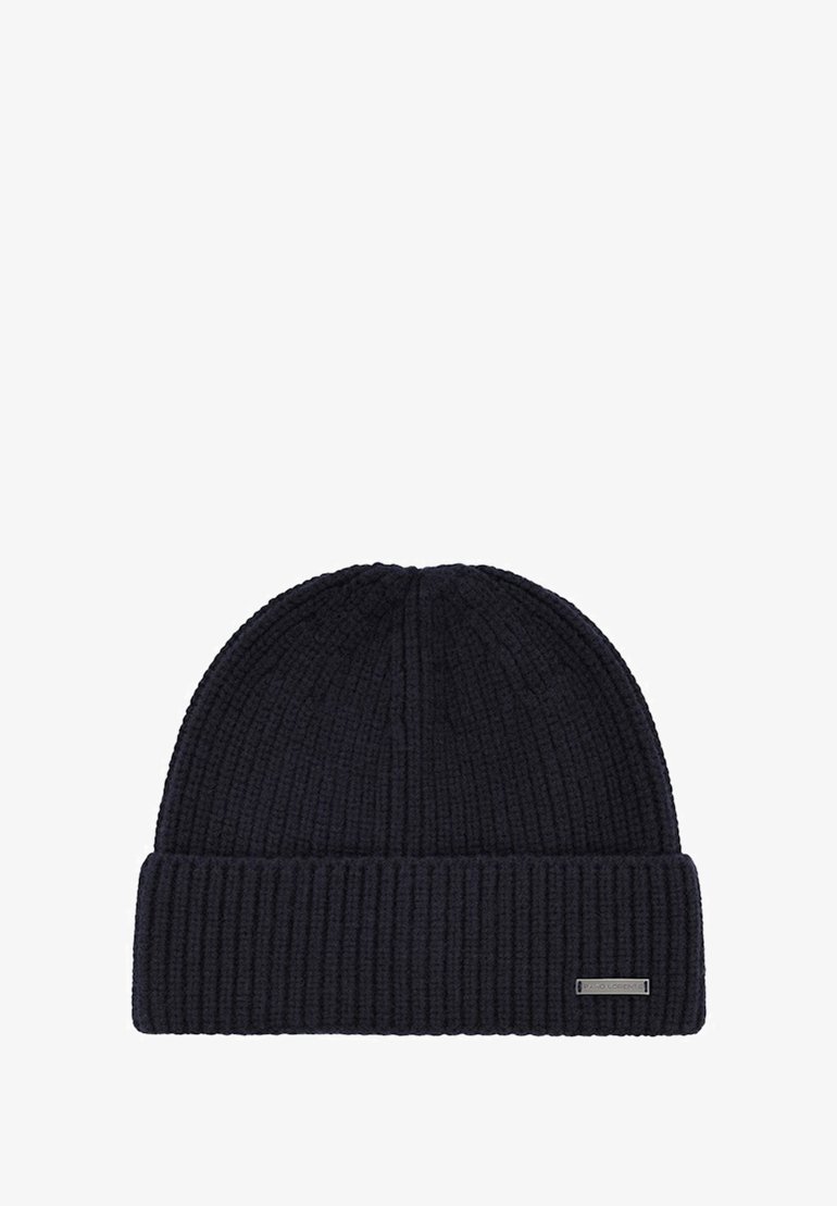 Czarna, żeberkowa czapka beanie z podwiniętym mankietem i małą prostokątną metalową metką z logo na mankiecie.