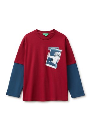 Czerwona koszula z długim rękawem z niebieskimi warstwowanymi rękawami i graficznym nadrukiem zdjęć w stylu Polaroid oraz słowem "DIVISION" na piersi.