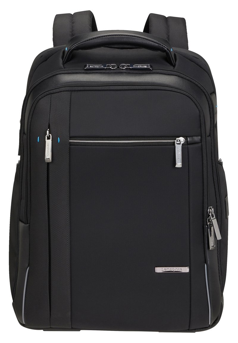 Zaino nero in nylon con finitura testurizzata. Caratterizzato da diversi scomparti con zip, spallacci imbottiti e una maniglia superiore.