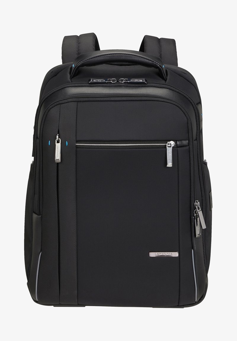 Zaino nero in nylon con finitura testurizzata. Caratterizzato da diversi scomparti con zip, spallacci imbottiti e una maniglia superiore.