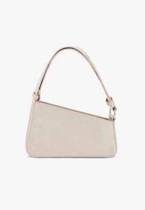 Beige kabelka z umělé kůže s trojúhelníkovým tvarem, jemnou texturou a horním uchycením. Na přední straně je vyražené logo "EXPATRIÉ".