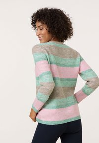Mehrfarbiger gestreifter Pullover in Mintgrün, Pink und Beige. Weiche Stricktextur mit langen Ärmeln und gerippten Bündchen.