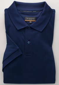 Navyblauwe polo shirt gemaakt van textuurstof, met een klassieke kraag, een drie-knopen sluiting en een slank pasvorm ontwerp.