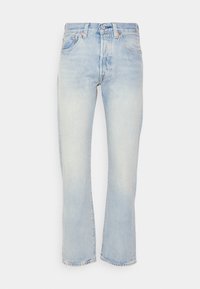 Jeans de mezclilla de color azul claro con un diseño de pierna recta, que cuentan con cinco bolsillos, cremallera y detalles de desgaste sutil en la tela.