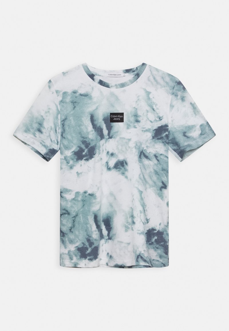 Camiseta de manga corta con cuello redondo, con un patrón de tie-dye azul y blanco y pequeño logo negro de Calvin Klein Jeans centrado en el pecho.