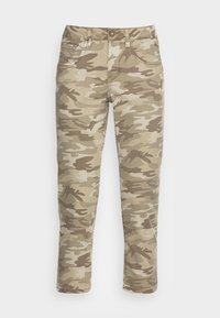 Calças com padrão camuflado em tons de bege e castanho, apresentando um design clássico de cinco bolsos, tecido de ganga e um corte reto.