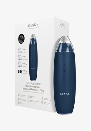 Donkerblauw Geske microdermabrasie apparaat voor het verwijderen van mee-eters met transparante tip, naast de witte verpakking met details over functies en opzetstukken afgebeeld.