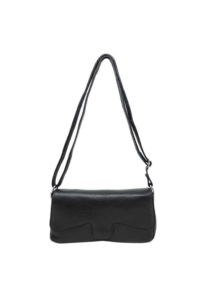 Borsa a mano in pelle nera con forma rettangolare, superficie texturizzata e tracolla a due fili. Presenta un dettaglio decorativo sulla pattina anteriore.