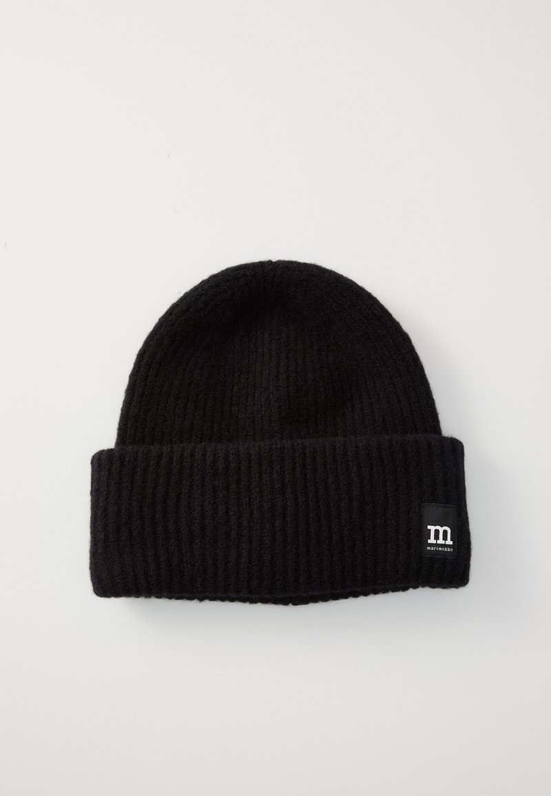 Gorro de punto acanalado negro con puño doblado, que presenta una pequeña etiqueta negra con el logotipo en blanco "m marimekko" en el costado del puño.