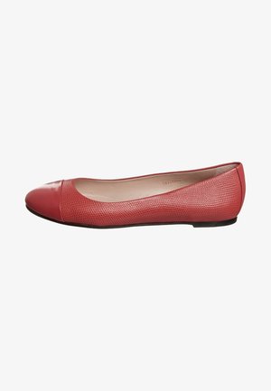 Ballerines rouges avec une tige en cuir à la fois texturée et lisse. Bout arrondi et design discret. Semelle en caoutchouc flexible pour un confort optimal.