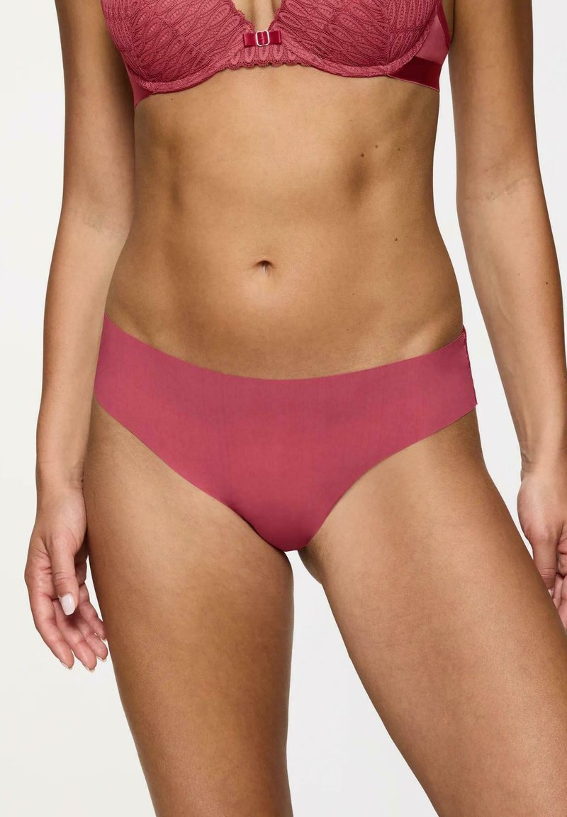 Różowe majtki w kolorze malinowym, wykonane z miękkiego materiału, z gładką talią i minimalnym pokryciem dla wygody.