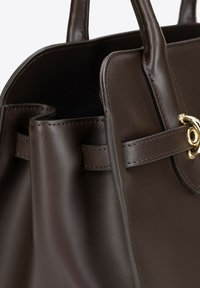 Brązowa skórzana torebka o gładkiej fakturze, z wyraźnymi bokami, górnymi uchwytami i złotym akcentem na zapięciu.