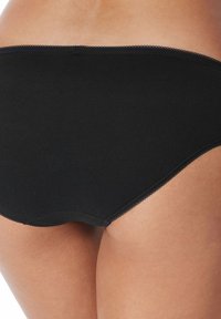 Schwarze Baumwollunterhose mit glatter Textur, ausgestattet mit einem gewellten Abschluss am Bund und den Beinausschnitten für zusätzliche Details.