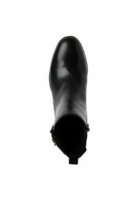 Botín negro de cuero hasta el tobillo con un acabado suave, puntera redonda, detalle de hebilla lateral y una tirador en el talón para facilitar su uso.