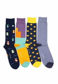 Quattro paia di calzini di cotone: blu scuro con motivi di gufi, design geometrico multicolore, gialli con cerchi di frutta, grigio uniforme.
