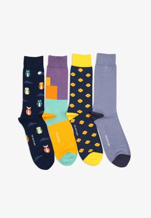 Vier Paar Baumwollsocken: dunkelblau mit Eulenmustern, bunt geometrisches Design, gelb mit Obstkreisen, einfarbig grau.