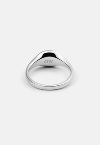 Anello d'argento con una superficie liscia e lucidata e forma arrotondata. Inciso "MW" sulla parte interna dell'anello. Design semplice con una finitura senza soluzione di continuità.