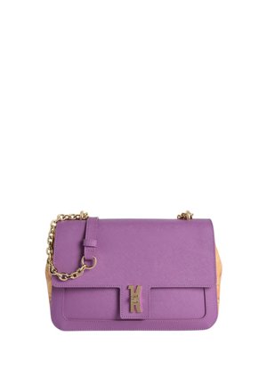 Borsa a spalla in pelle viola con tracolla a catena dorata e chiusura dorata, con forma rettangolare strutturata e texture liscia.