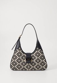 Zwart-witte handtas met bloemenpatroon, voorzien van een glad leren handvat, een gestructureerde vorm en een gouden logoplaatje aan de voorkant.