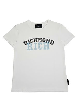 T-shirt bianca a maniche corte con la scritta "RICHMOND" in nero curvato sopra la parola "RICH" in azzurro chiaro puntinato sul petto, e un'etichetta laterale nera.