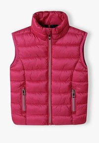 Gilet smanicato imbottito rosso brillante, con colletto alto, zip frontale e due tasche con zip, su sfondo bianco.