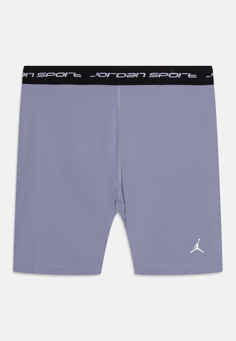 Shorts de sport violet clair avec une taille noire portant l'inscription "Jordan Sport" en blanc. Logo blanc sur le bas à gauche. Texture lisse.