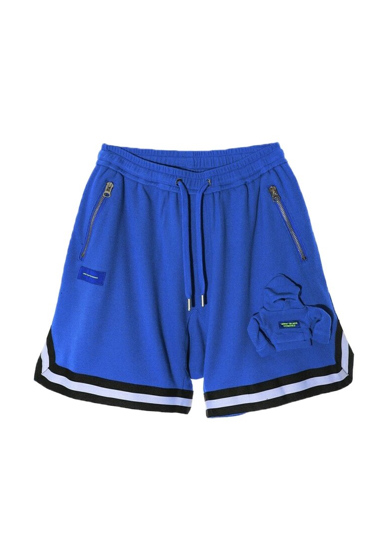Pantalones cortos azules hechos de tela texturada con cinturilla elástica, dos bolsillos con cremallera y acentos a rayas en blanco y negro en el dobladillo.