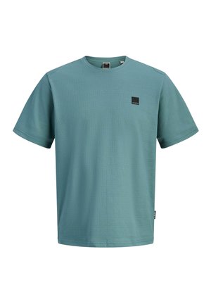 Herre t-skjorte med korte ermer og rund hals i dempet teal med teksturert stoff og en liten svart firkantet logo på venstre bryst.
