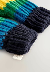 Tykk strikkede handsker med ribbede sorte manchetter og lyst farvede stribede fingre i gul, grøn, blå og turkis på en hvid overflade.