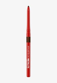 Rød metallisk eyeliner blyant med spids spids og slankt design. Har branding i hvid tekst på røret og en brun accentbånd.