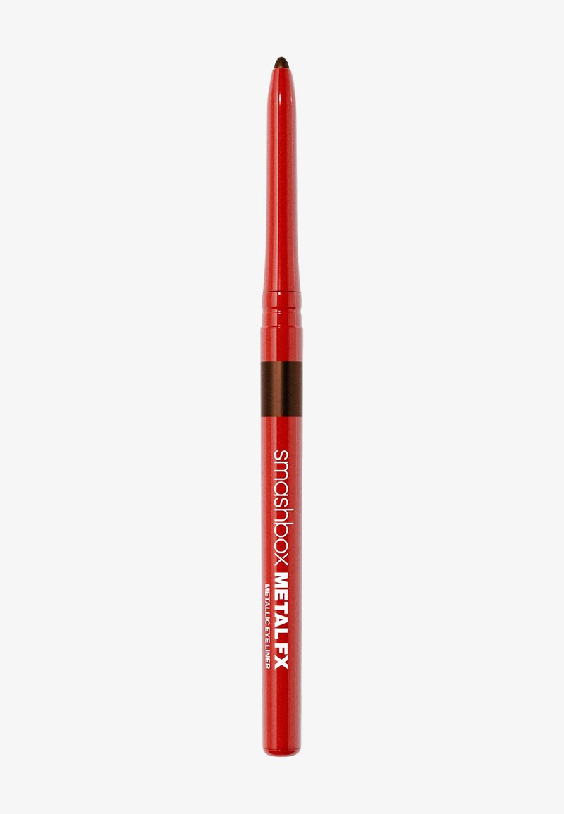Rød metallisk eyeliner blyant med spids spids og slankt design. Har branding i hvid tekst på røret og en brun accentbånd.