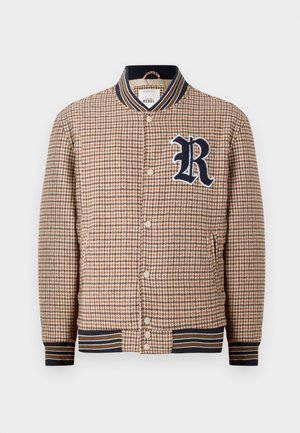 Ruskea houndstooth-kuvioitu bomber-takki, jossa on navy-sininen ribbikaulus ja -hihansuut. Ominaisuuksiin kuuluu logo 'R' -päälikuvio ja napinappi kiinnitys.