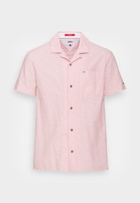 Camicia rosa chiaro a maniche corte con bottoni, colletto classico, taschino sul petto e piccola patch del logo sulla tasca e sulla manica.