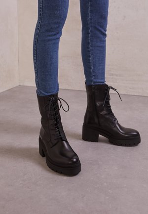 Kotníkové boty na platformě - black