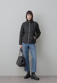 MICHAEL Michael Kors SHORT PACKABLE  - Páperová bunda - black