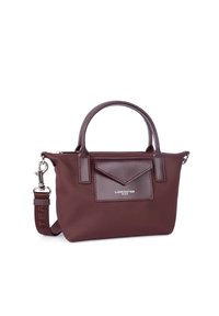 Borsa bordeaux realizzata in materiale testurizzato, con doppi manici, una tracolla staccabile e una tasca frontale con marchio in rilievo.