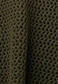 Tissu tricoté vert olive avec un motif lâche à tissage ouvert montrant des boucles texturées et de petits trous partout.